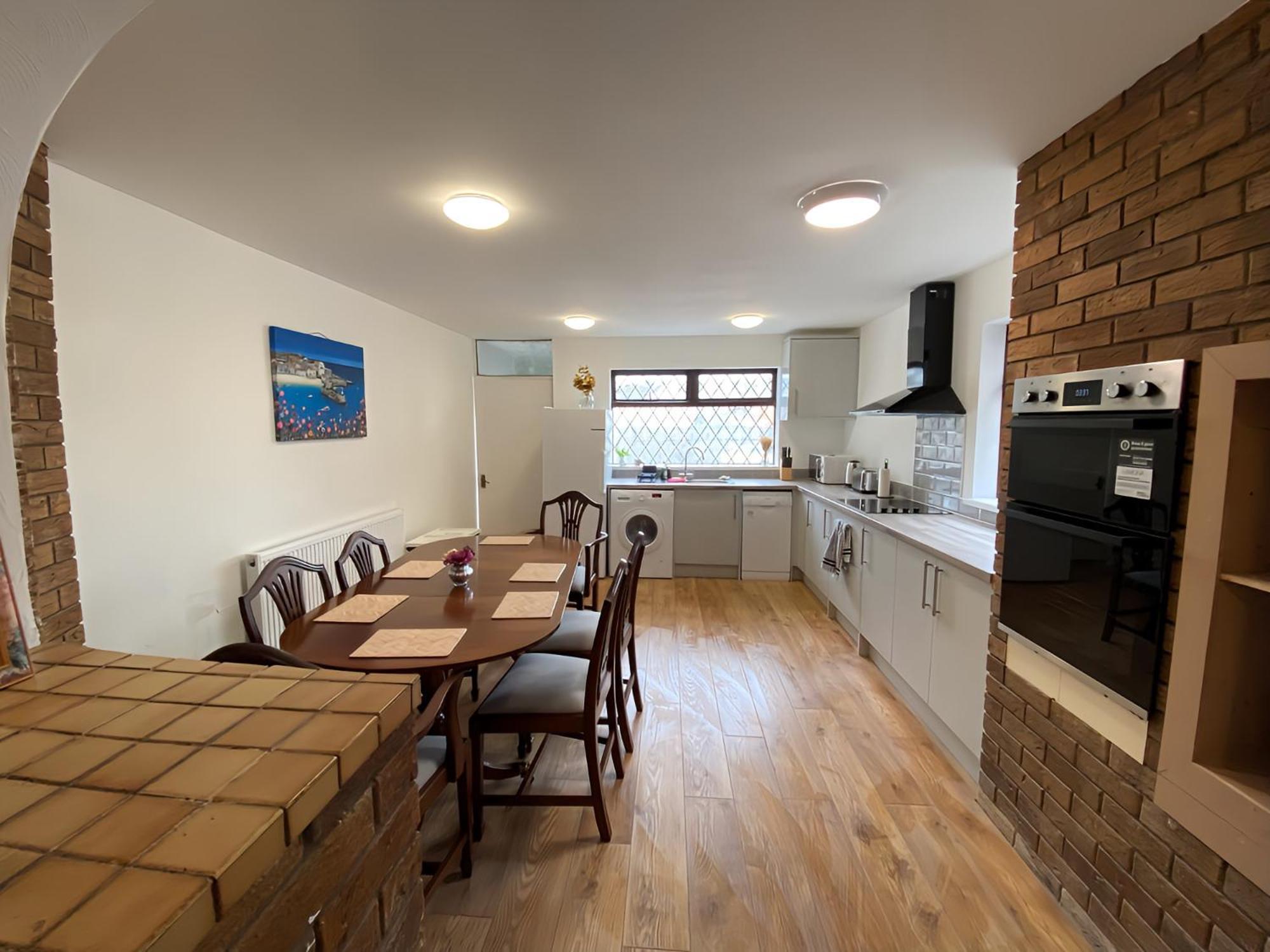 4-Bedroom Home - Perfect For Those Working In Bridgend - By Tailored Accommodation المظهر الخارجي الصورة
