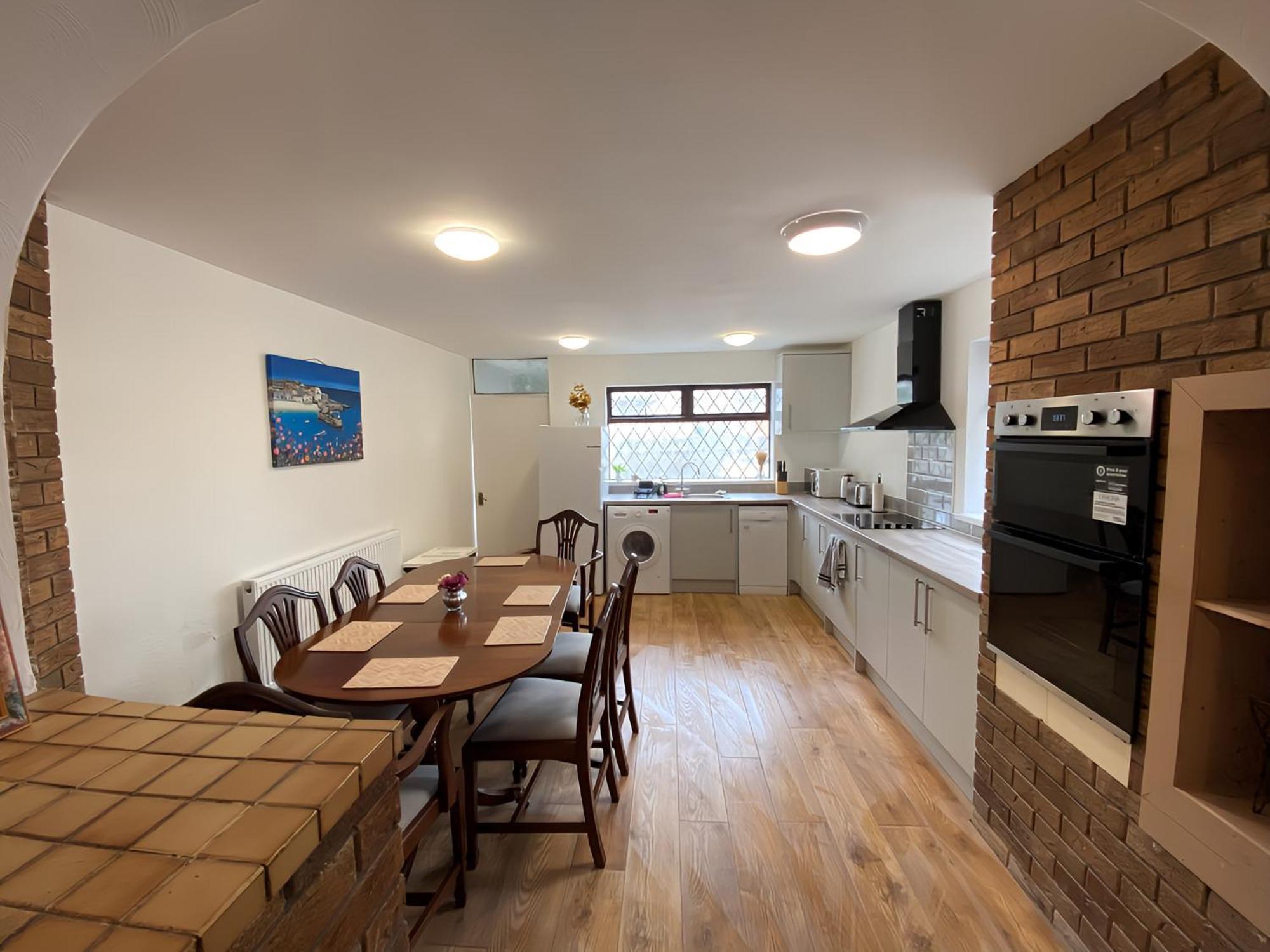 4-Bedroom Home - Perfect For Those Working In Bridgend - By Tailored Accommodation المظهر الخارجي الصورة